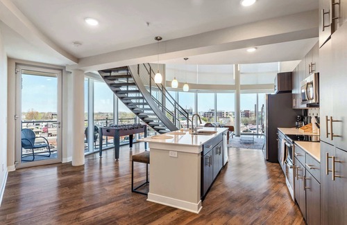 Mile Square Apartment | CozySuites - Penrose On Mass with pool and parking #4
