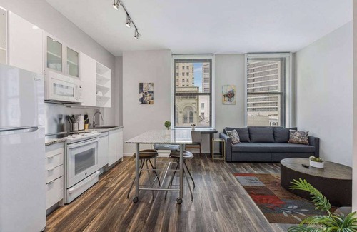 Downtown Cincinnati Apartment | CozySuites Sky Central #11
