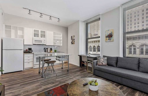 Downtown Cincinnati Apartment | CozySuites Sky Central #11