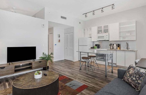 Downtown Cincinnati Apartment | CozySuites Sky Central #11