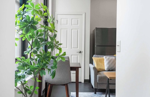 Cultural District Apartment | CozySuites Stunning 1BR in Downtown Pitts #10