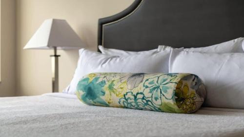 Downtown Dallas Apartment | CozySuites TWO Stunning Condo with SKY POOL