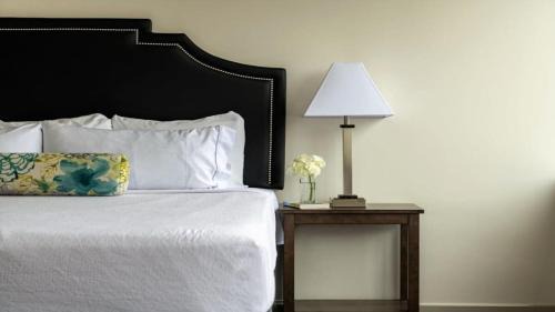 Downtown Dallas Apartment | CozySuites TWO Stunning Condo with SKY POOL