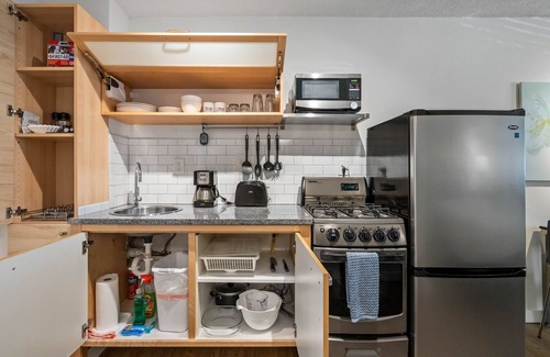 Midtown Apartment | (CPB) Quiet Studio Perfect for Travel Nurses