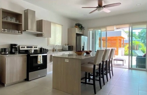 Tambor House | Coco Cabana! Saltwater Pool + 1min Walk to Beach