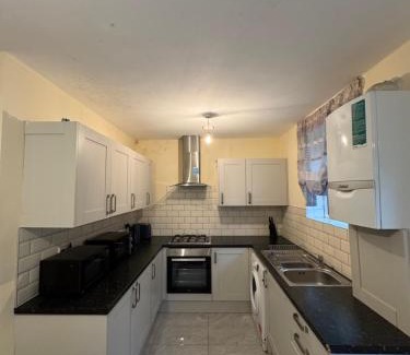 Broad Green Apartment | CR0 Midhurst Serviced Accommodation