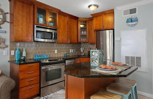 Galveston Condo | Crab Crib! Beachside Resort! With Heated Pool, Hot Tub, and More!