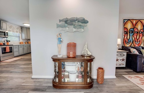 Colonial Beach House | Crab Shack in Town-Walk to beach and restaurants-Sleeps 6