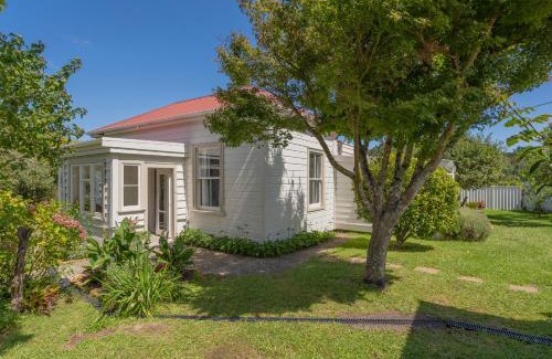 Kaimarama House | Crabapple Cottage - Coromandel Town Holiday Home