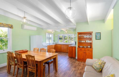 Kaimarama House | Crabapple Cottage - Coromandel Town Holiday Home