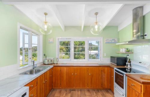 Kaimarama House | Crabapple Cottage - Coromandel Town Holiday Home