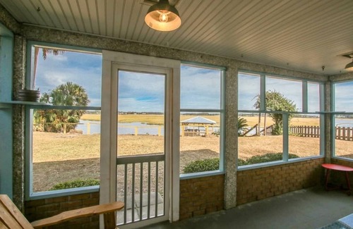Midway House | Crabbin Cabin * Spacious, Seasonal Riverside Home