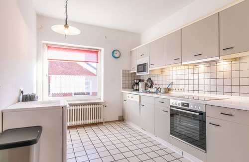 Lunden Apartment | Craftsman apartment F47: 4 bedrooms, with parking, W-LAN, kitchen, bathroom