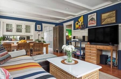 North Central House | Craftsman Bungalow in Historic District 30+ Days