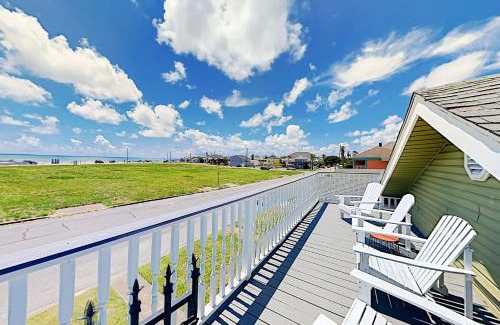 San Jacinto House | Craftsman on Seawall