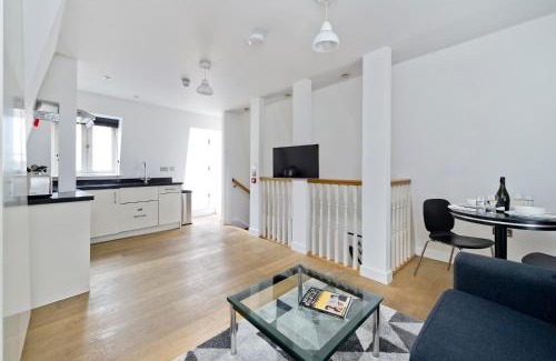 Temple Apartment | Crane Court by City2Stay