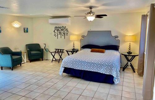Ahwahnee House | Crane Suite Hot Tub Bbq King Bed- Sleeps 4