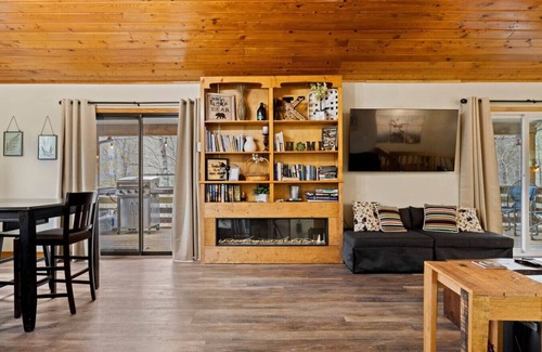 Sylva Cabin | Crashing Creek Cabin: Hot tub/Mtn Views/King