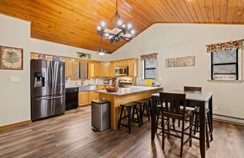 Sylva Cabin | Crashing Creek Cabin: Hot tub/Mtn Views/King