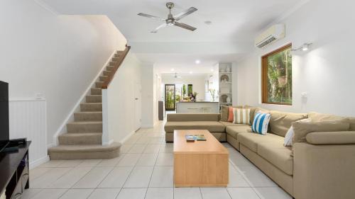 Port Douglas House | Craven Cottage at Full Moon Terraces - Tropical Queenslander Townhouse