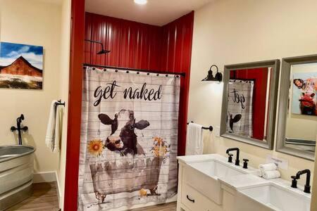 Ahwahnee Apartment | Crazy Cow Private HOT TUB BBQ Sleeps 2