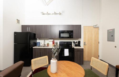 Westown Apartment | Cream City 2BR Apt - Just 3 Blocks to Fiserv with Gym and Parking