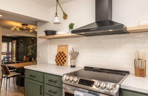 Lower East Side House | Cream City Lounge Parking AC Patio Pets Sleeps 11