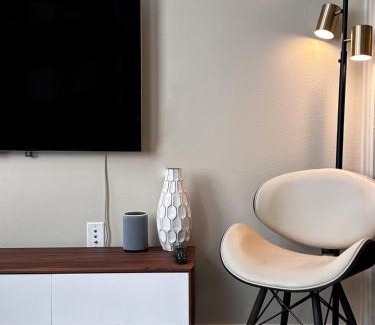 Mid-Wilshire Apartment | Creative 2 Levels Penthouse