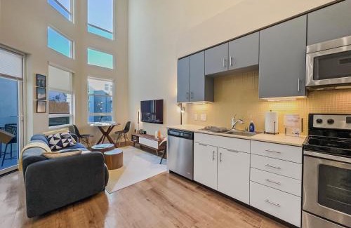 Mid-Wilshire Apartment | Creative 2 Levels Penthouse