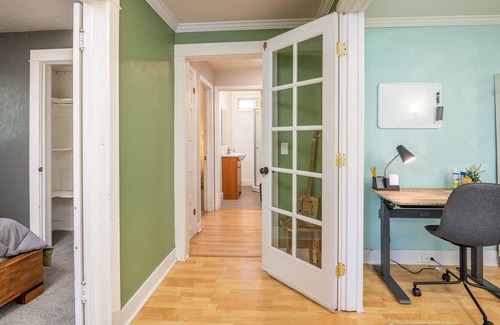 Amazon House | Creative Haven Next to U of O w/ Parking! Monthly Stays Welcome!