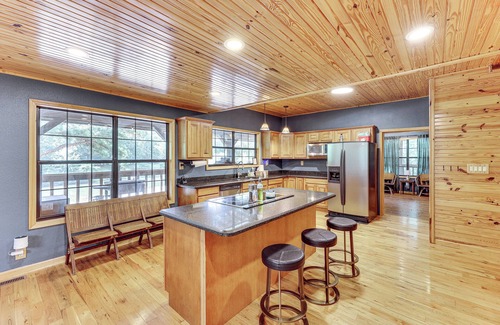 Royal Cabin | Creek Access, Games: Family-Friendly Royal Retreat