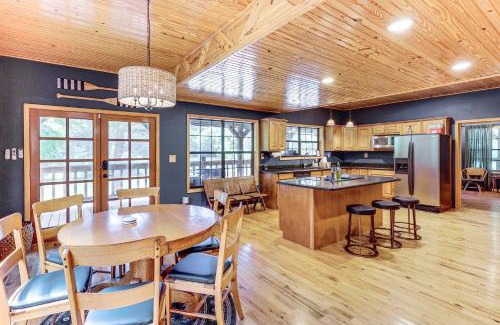 Royal House | Creek Access, Games Family-Friendly Royal Retreat