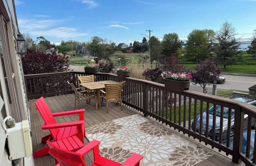 Stony Creek House | “Creek Boutique” lies steps away from beach, markets, and parks.