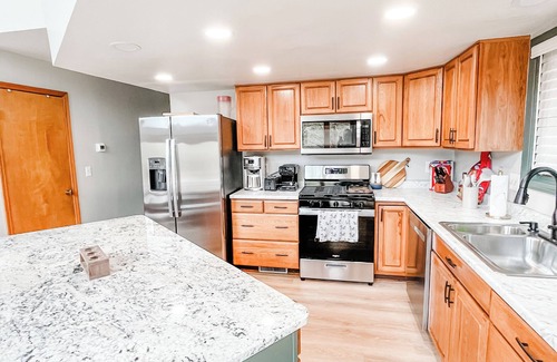 Prudenville House | Creek Cabin - Clean and Charming 3-bedroom house in Prudenville with WiFi and AC