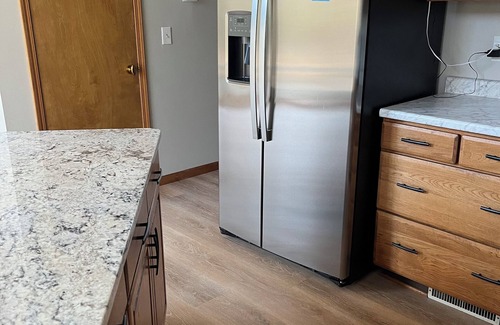Prudenville House | Creek Cabin - Clean and Charming 3-bedroom house in Prudenville with WiFi and AC