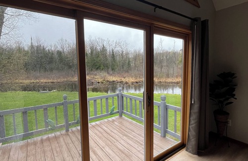 Prudenville House | Creek Cabin - Clean and Charming 3-bedroom house in Prudenville with WiFi and AC