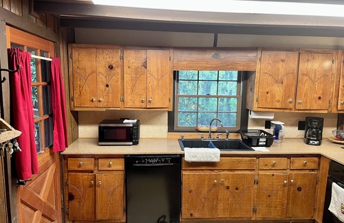 Franklin House | Creek Front. Charming 2-bedroom log home with WiFi, AC in lovely Franklin