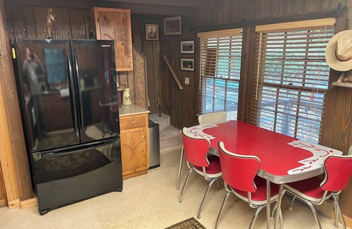 Franklin House | Creek Front. Charming 2-bedroom log home with WiFi, AC in lovely Franklin
