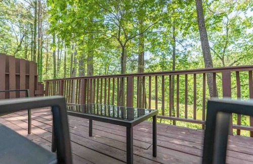 Hot Springs Village House | CREEK & GOLF VIEW, DECK, POOL TABLE, BEACH, FISH, LAKES, INDOOR POOL & GYM 4FEE