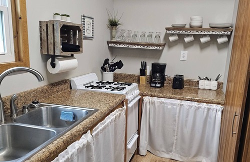 Hot Springs Cottage | Creek Life Cottage is a place where you can relax and unwind on the creek.