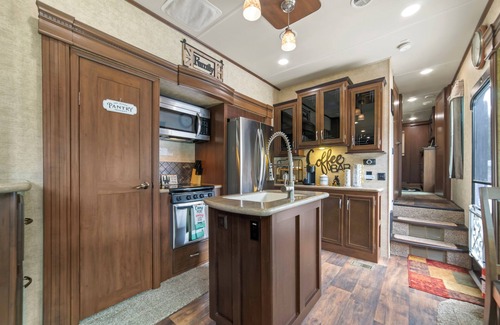 Gatlinburg - Pigeon Forge RV Rental | Creek-side Campsite/Gatlinburg, Pigeon Forge, Smoky Mountains.
