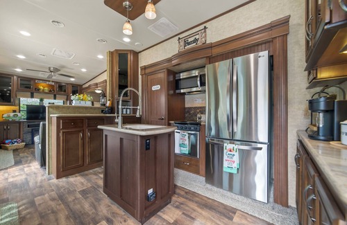 Gatlinburg - Pigeon Forge RV Rental | Creek-side Campsite/Gatlinburg, Pigeon Forge, Smoky Mountains.