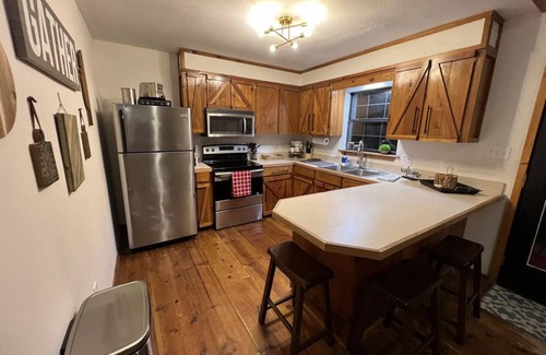 Hattiesburg House | Creek-side getaway, big deck, easy access to the city while being off the grid!