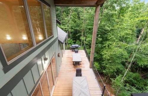 Foxfire Estates House | Creek Songs - Hot Tub, Sauna, Game Room, Three Decks, Fire Pit by the Creek - Blue Ridge, GA