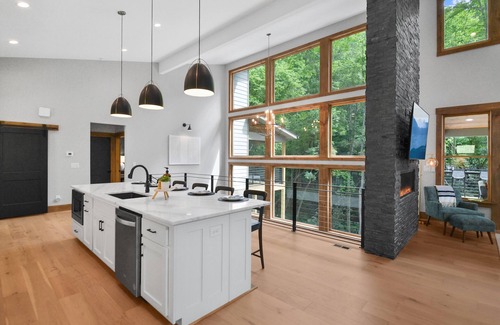 Ellijay Cabin | CREEK VIEWS! 5BR Mountain Modern Luxury on the water! Must See!