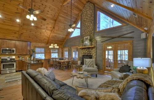 Morganton Cabin | Creekside · Blue Ridge -5 acres of privacy on creek- Sleeps 12