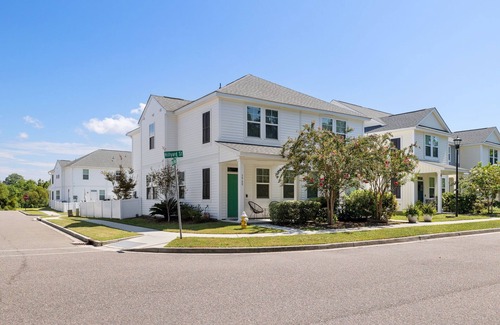 North Charleston House | Creekside Bungalow |4 Miles To Downtown Charleston