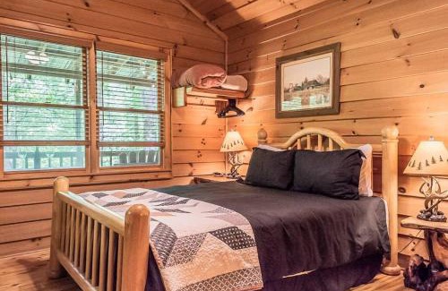 Dahlonega House | Creekside Cabin Hot Tub Near Wineries Sleeps 4