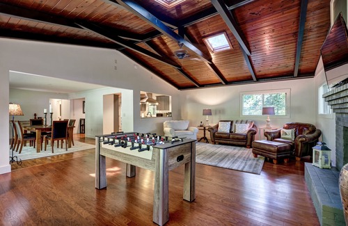 Cullowhee House | Creekside Cabin is 1m to Lake Glenville, 6m to Cashiers, 16m to Highlands