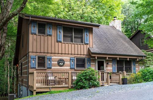 Seven Devils House | Creekside Cabin - Seven Devils,NC - Pet-Friendly, Close to Skiing & Hiking, and the Apline Coaster!